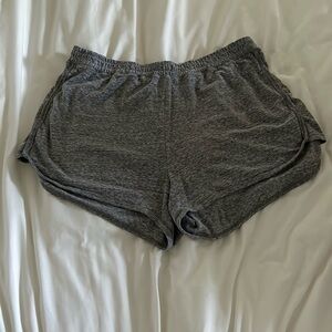 grey shorts